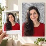 Poza unei femei, ținută în mână ca polaroid, și tabloul ei pe glitter argintiu, pe perete, cu mesajul scris pe tablou