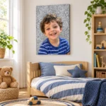 Tablou canvas cu poza unui băiețel pe glitter argintiu, deasupra patului din camera lui