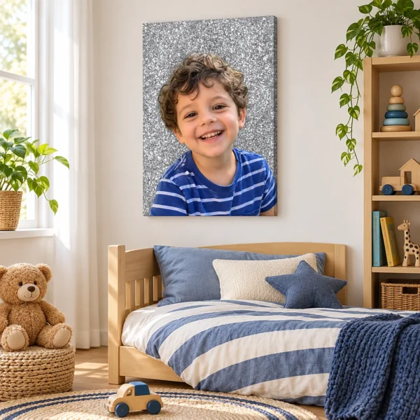 Tablou canvas cu poza unui băiețel pe glitter argintiu, deasupra patului din camera lui