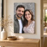 Tablou canvas cu poza unui cuplu pe glitter argintiu, pe peretele din hol