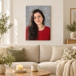 Tablou canvas cu portretul unei femei pe glitter argintiu, deasupra canapelei din living