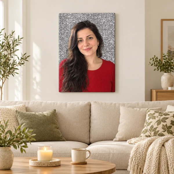 Tablou canvas cu portretul unei femei pe glitter argintiu, deasupra canapelei din living