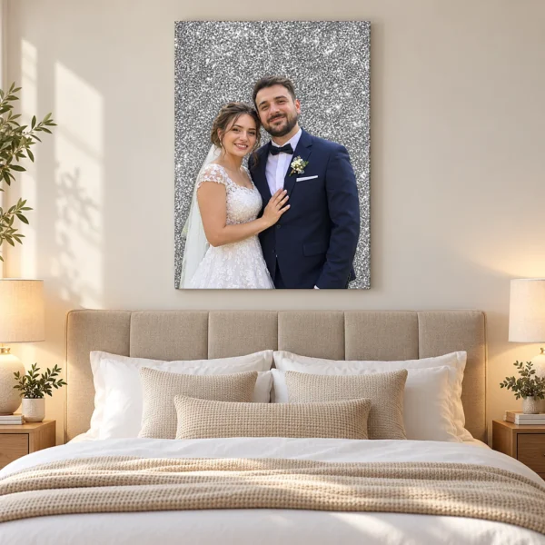 Tablou canvas cu poza mirilor pe glitter argintiu, deasupra patului