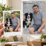 Poza unui bărbat cu câinele lui, ca polaroid, și tabloul pe glitter argintiu, pe perete