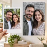 Poza unui cuplu, ca polaroid, și tabloul pe glitter argintiu, pe perete