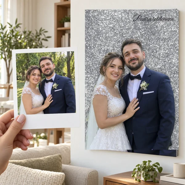 Poza mirilor, ca polaroid, și tabloul pe glitter argintiu, pe perete