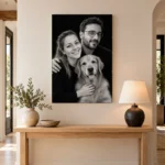 Portret de cuplu stil studio cu câinele lor, pe peretele din hol Portret de cuplu stil studio cu câinele lor, pe peretele din hol
