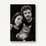 Tablou canvas cu un portret de cuplu stil studio, cu pisica lor Tablou canvas cu un portret de cuplu stil studio, cu pisica lor