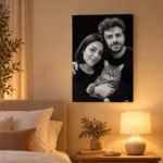 Portret de cuplu stil studio cu pisica lor, deasupra patului Portret de cuplu stil studio cu pisica lor, deasupra patului