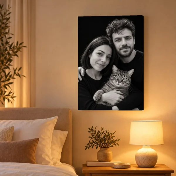 Portret de cuplu stil studio cu pisica lor, deasupra patului