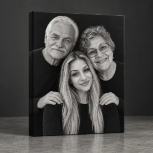 Tablou canvas cu un portret de familie stil studio, alb-negru: bunicii și nepoata