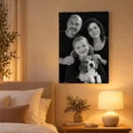 Portret de studio cu părinții, fiica și cățelul, deasupra patului Portret de studio cu părinții, fiica și cățelul, deasupra patului
