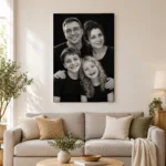 Portret de familie stil studio, alb-negru, pe peretele din living Portret de familie stil studio, alb-negru, pe peretele din living