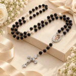 Rozariu personalizat cu poză, cadou Rozariu personalizat cu poza unui băiețel, așezat pe o cutie de cadou cu fundă