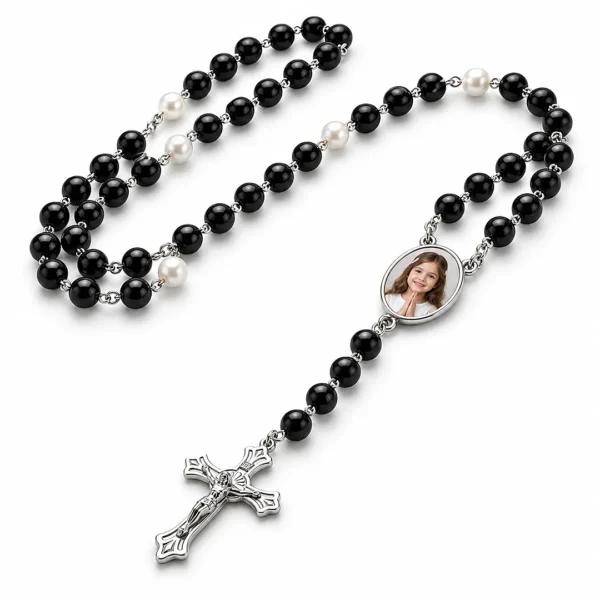 Rozariu personalizat cu poză, fundal alb Rozariu personalizat cu poză, cu mărgele negre, perle albe și cruciuliță argintie, pe fundal alb